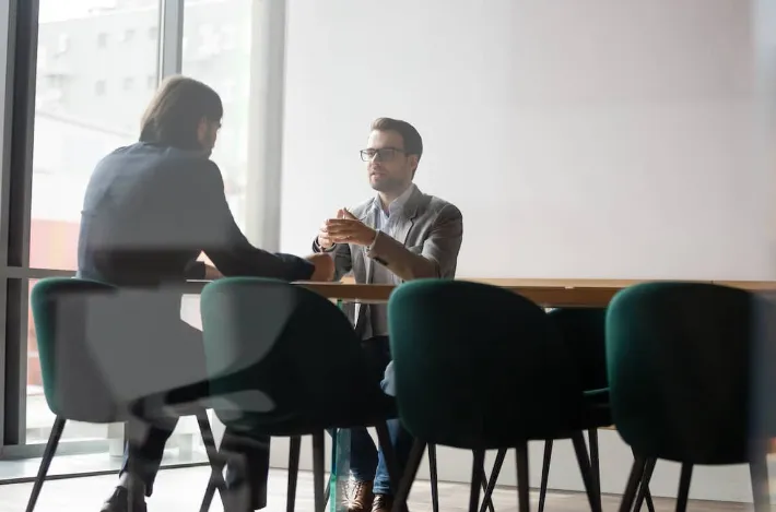 Wie sourcing-agenten inhuurt - kopersprofielen en beslissingsmatrix